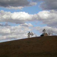 Old pioneer cabin in Arkansas for rent as Buffalo River vacation lodging.