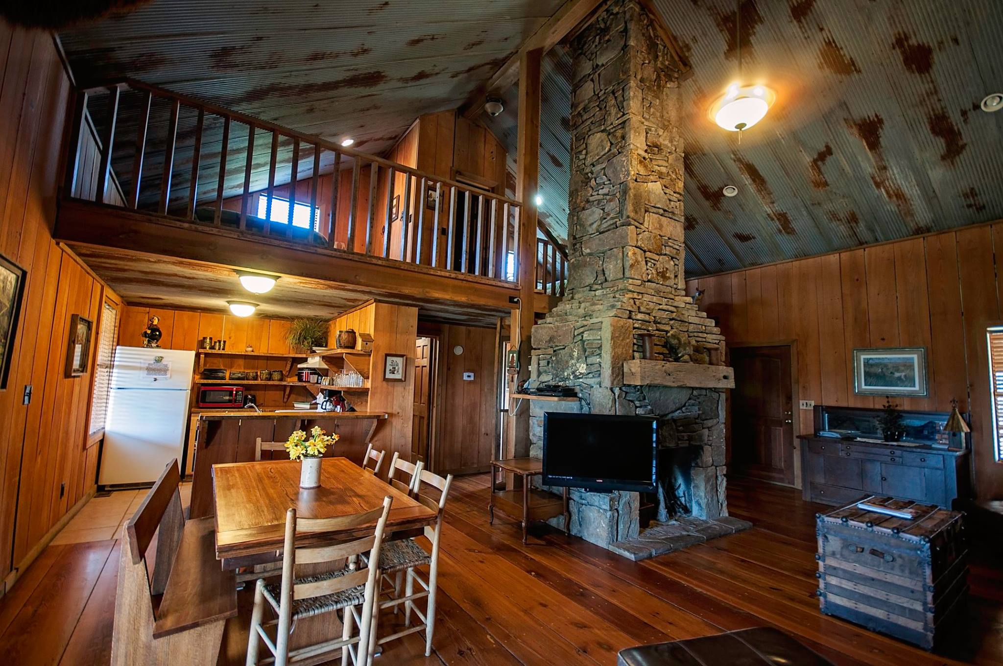 Arkansas Ozarks rental cabin has fully equipped kitchen and spacious indoor/outdoor dining areas.