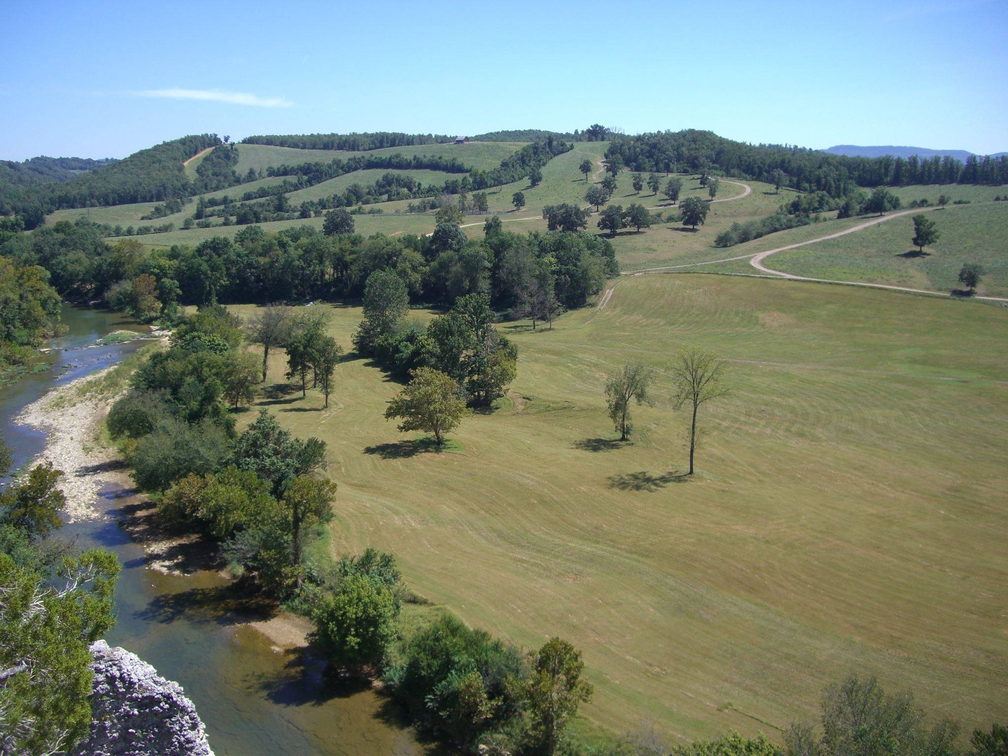 Secluded comfortable cabins for large families and groups convenient to Buffalo River National Park in Ozarks Mountains.