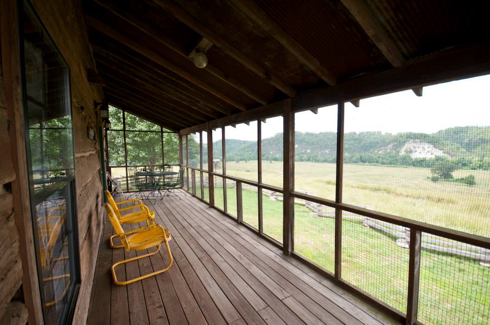 Screened-in porch for relaxing in Buffalo River vacation resort.
